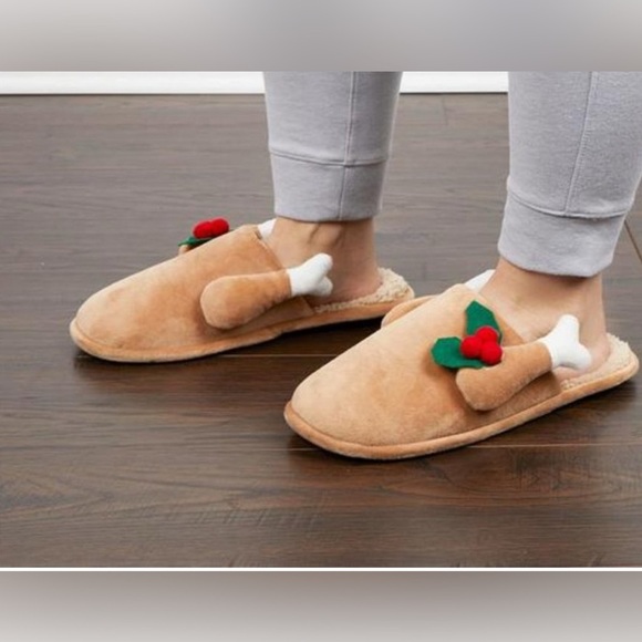 dearfoams Shoes - NWT 🤎❤️Dearfoams Women's Tan Slippers with Festive Red Details size XL 11/12 🤎❤️